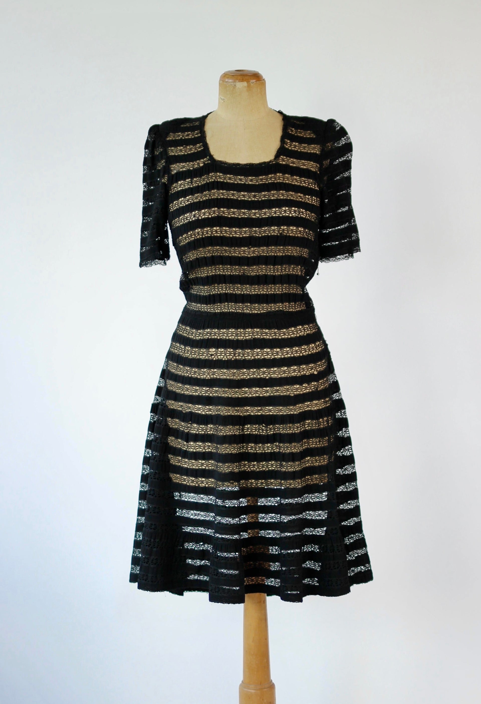 1930s Black Lace Dress in Silk and Rayon//Size M.
