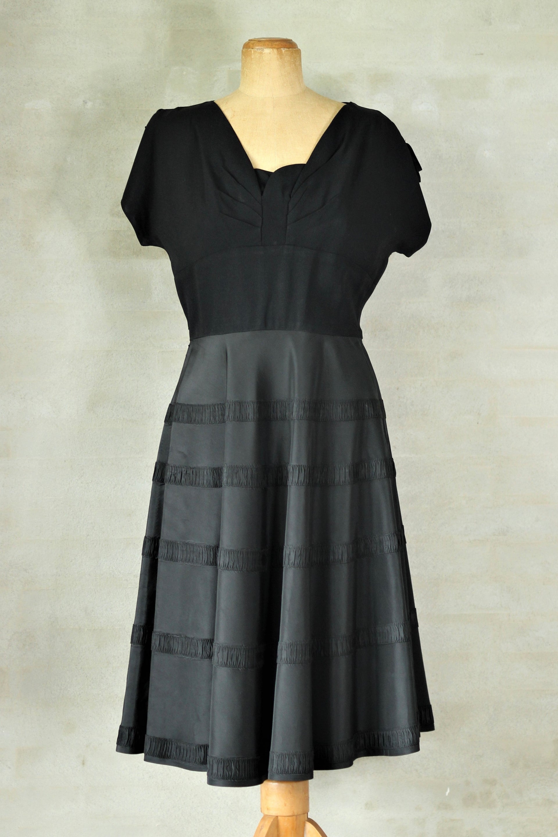 1940s Black Silk Dress //Size S/M