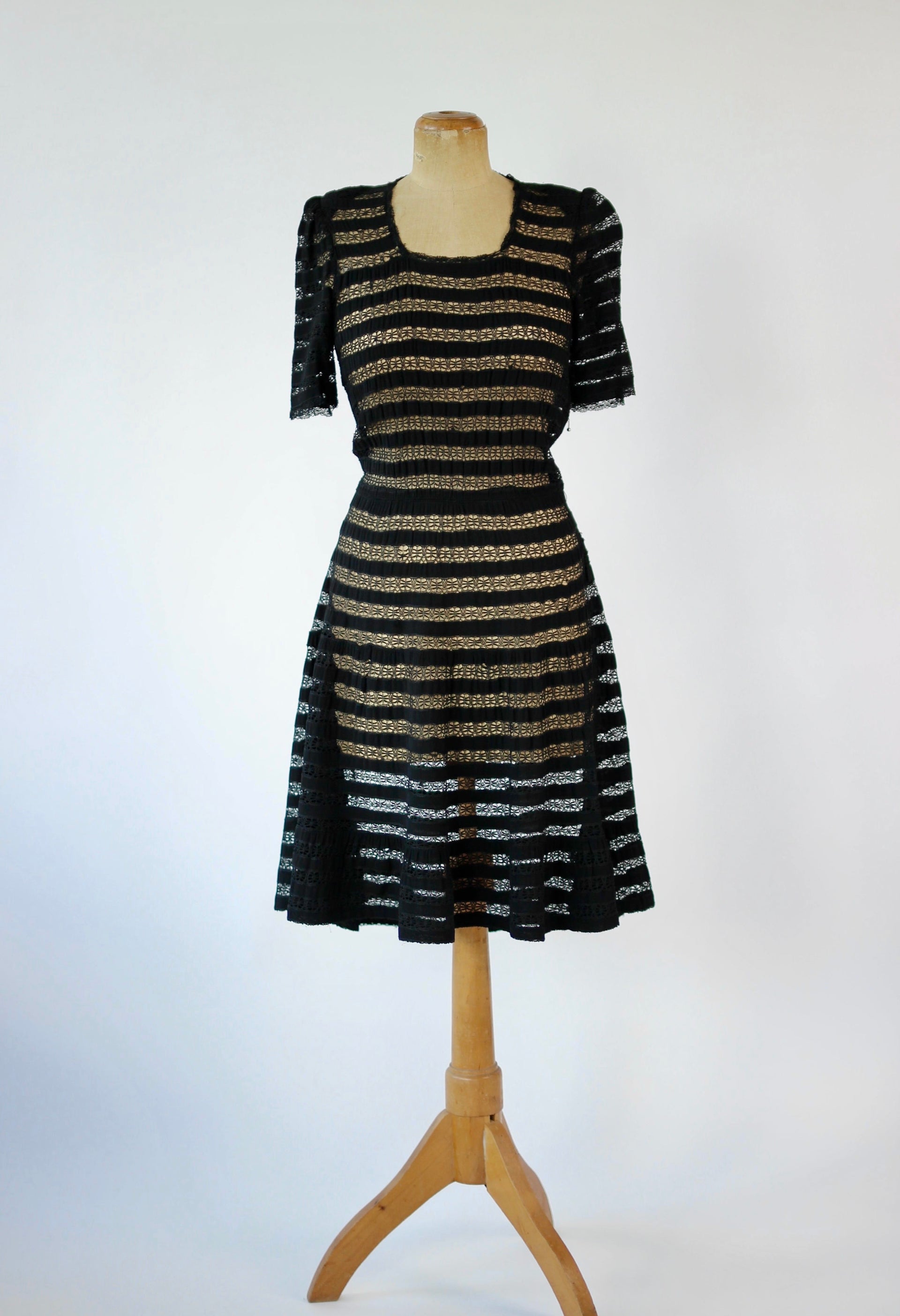 1930s Black Lace Dress in Silk and Rayon//Size M.