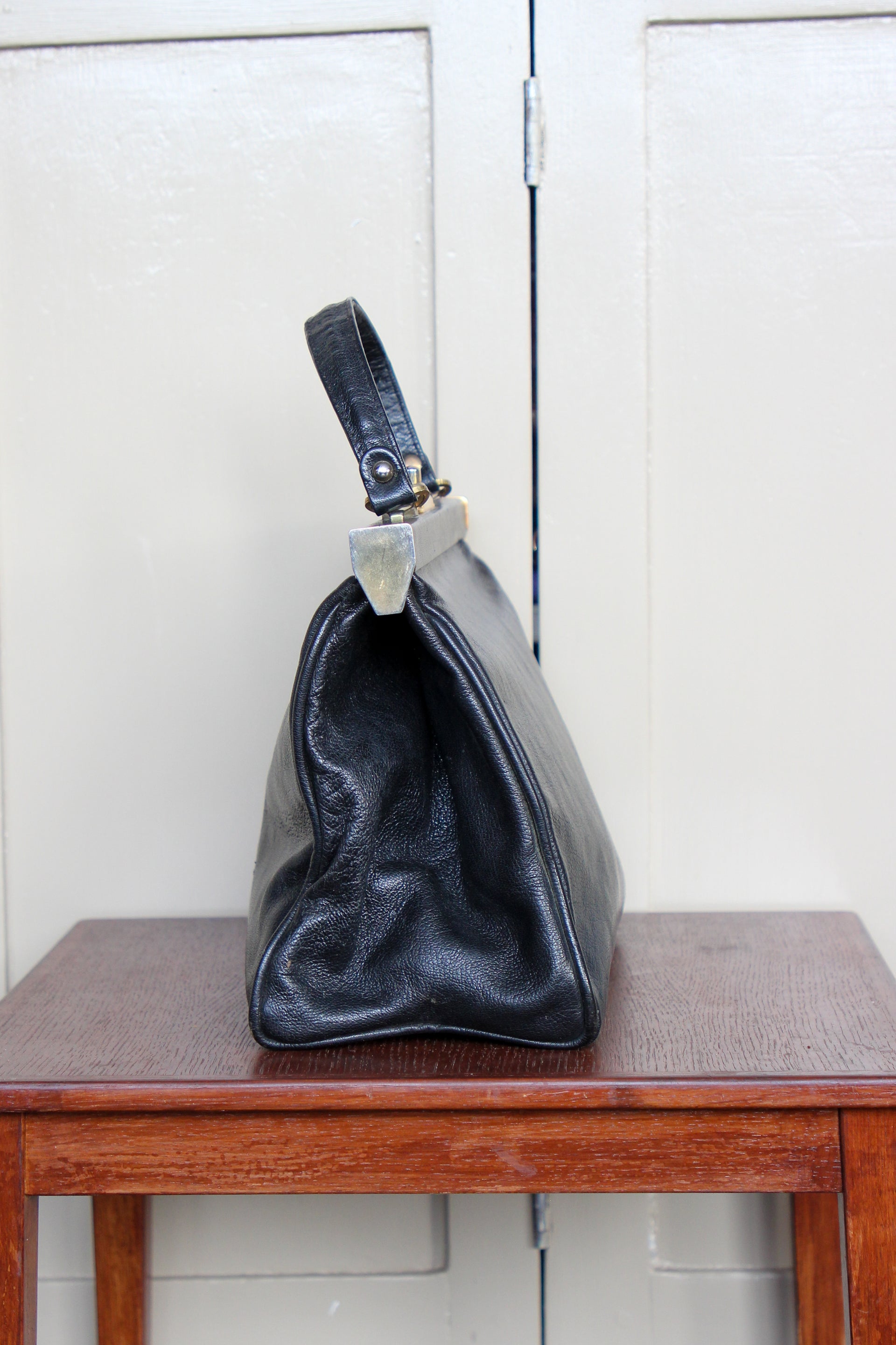 B141 1960s Vintage Black Leather Top Handle Bag with Red Linen
