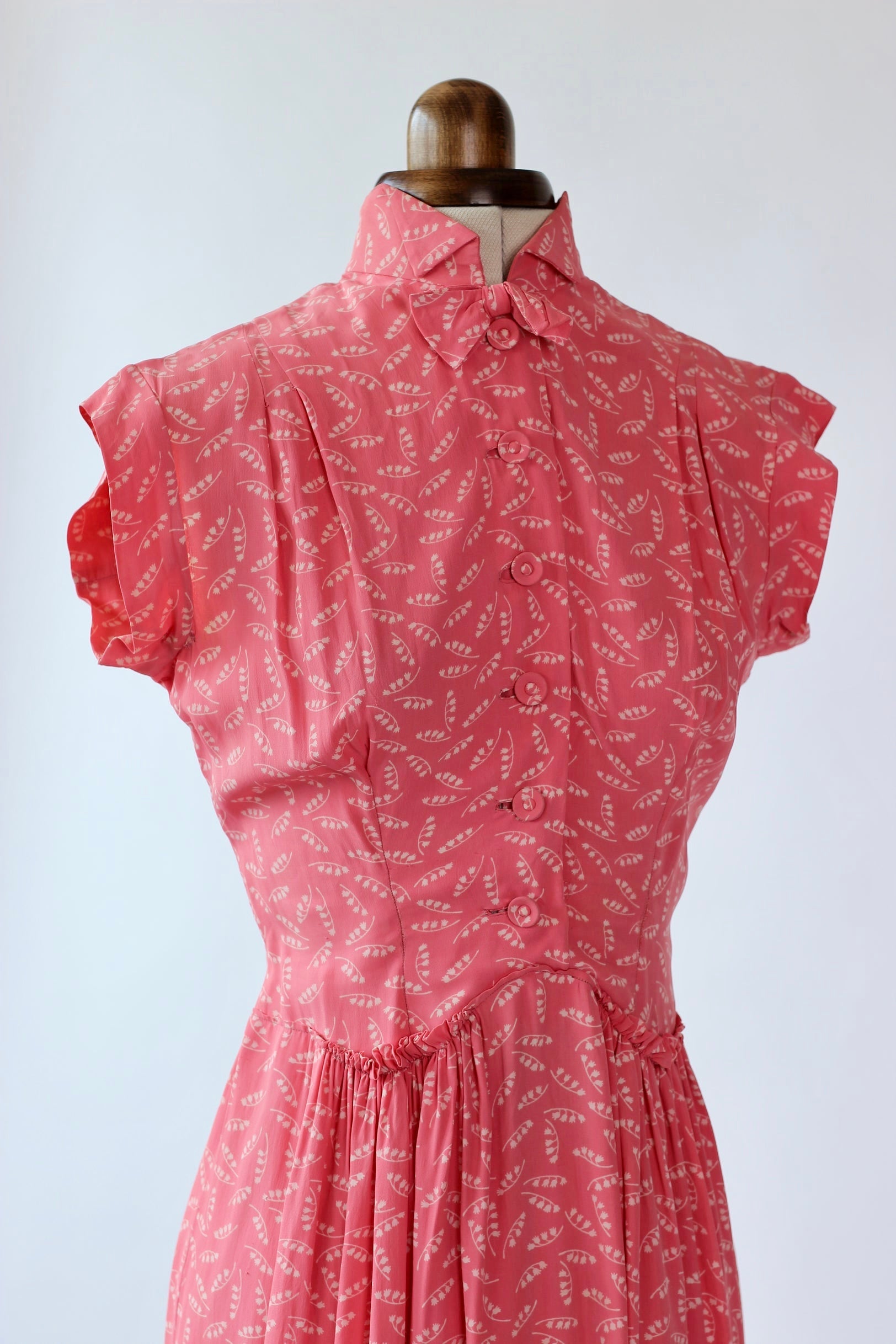 1940s Peach Novelty Print Dress with White Leaves//Size XS/S