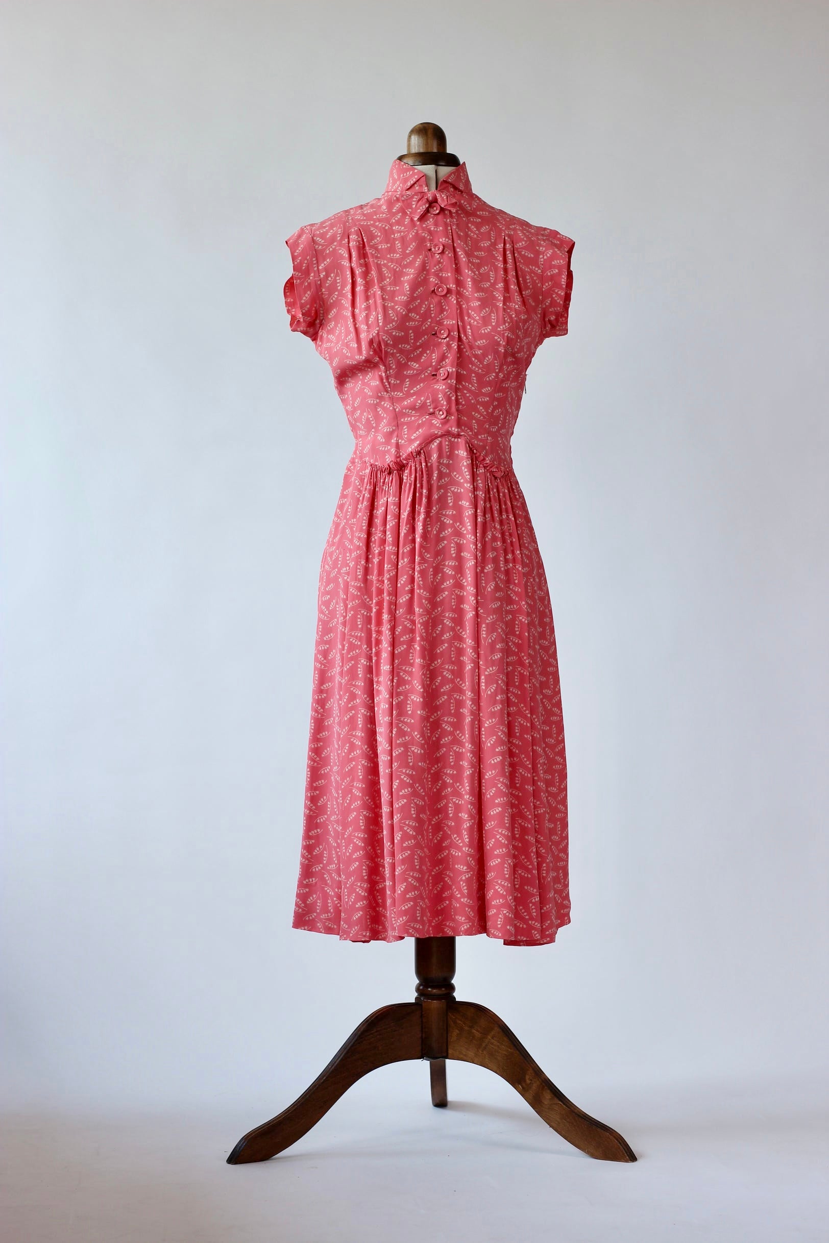 1940s Peach Novelty Print Dress with White Leaves//Size XS/S
