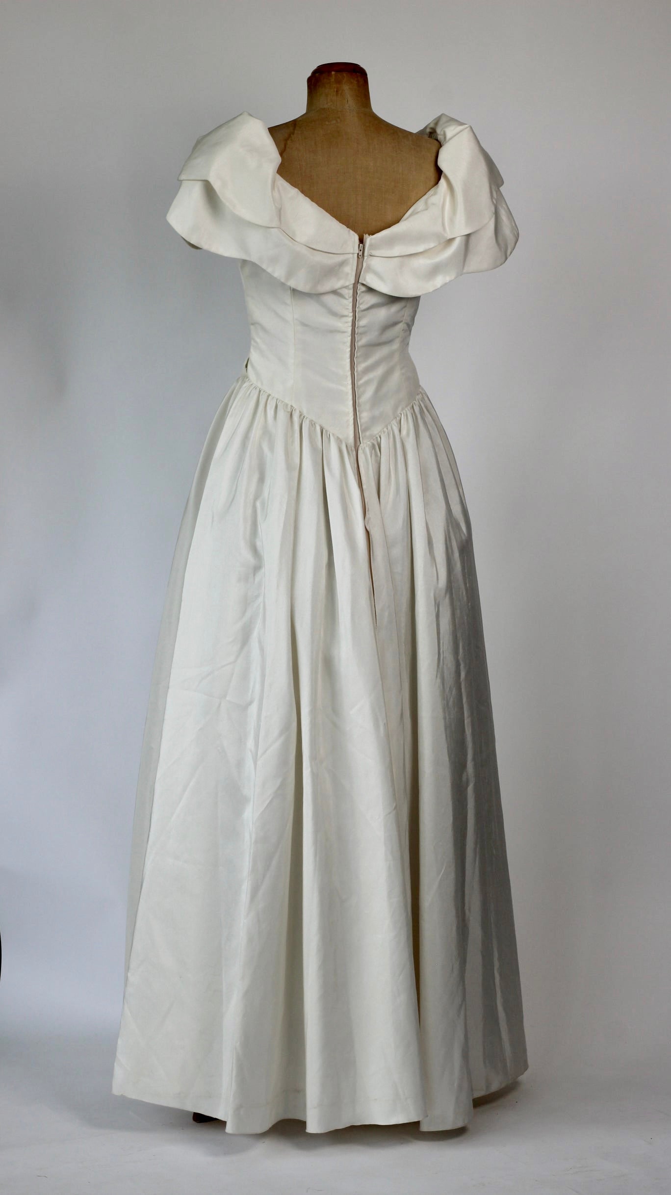 1980s Vintage Silk Wedding Dress//Size M/L