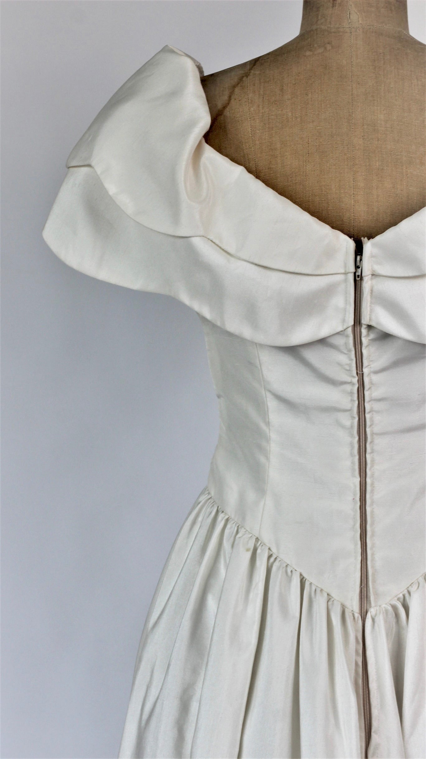 1980s Vintage Silk Wedding Dress//Size M/L
