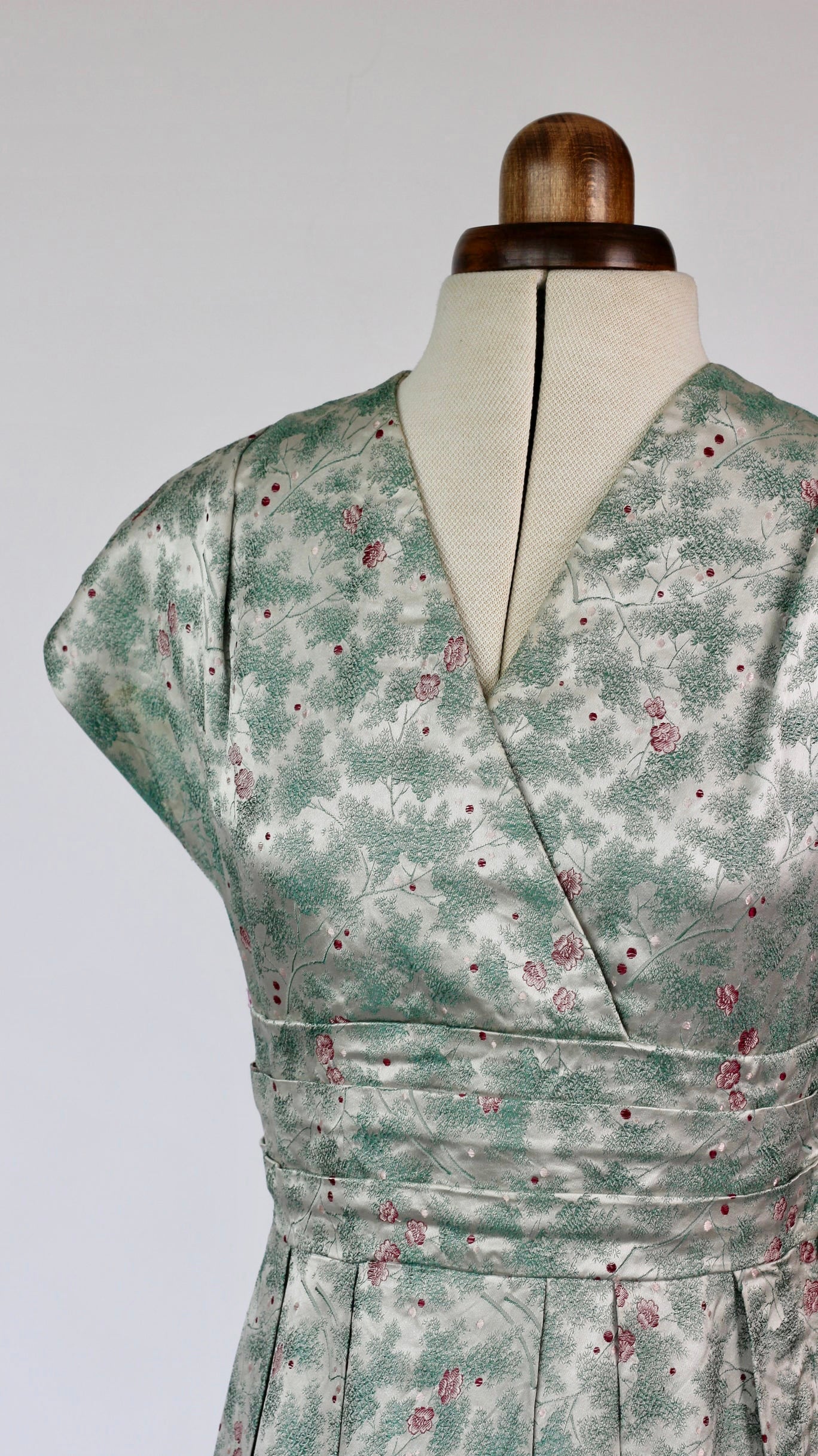 1950s Silk Dress With Chinese-Inspired Pattern//Size S