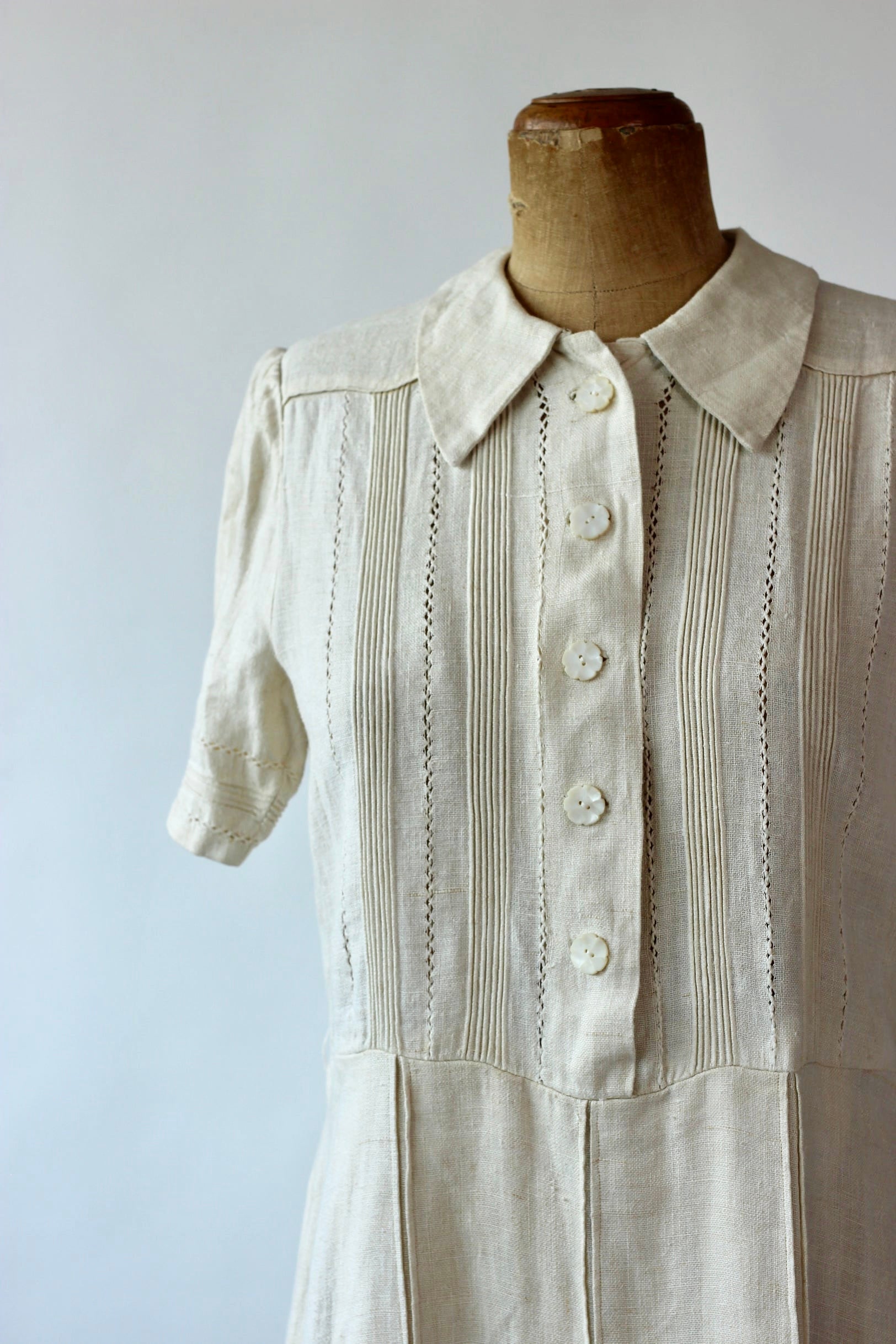 1930s Linen Dress With Mother of Pearl buttons/Size L