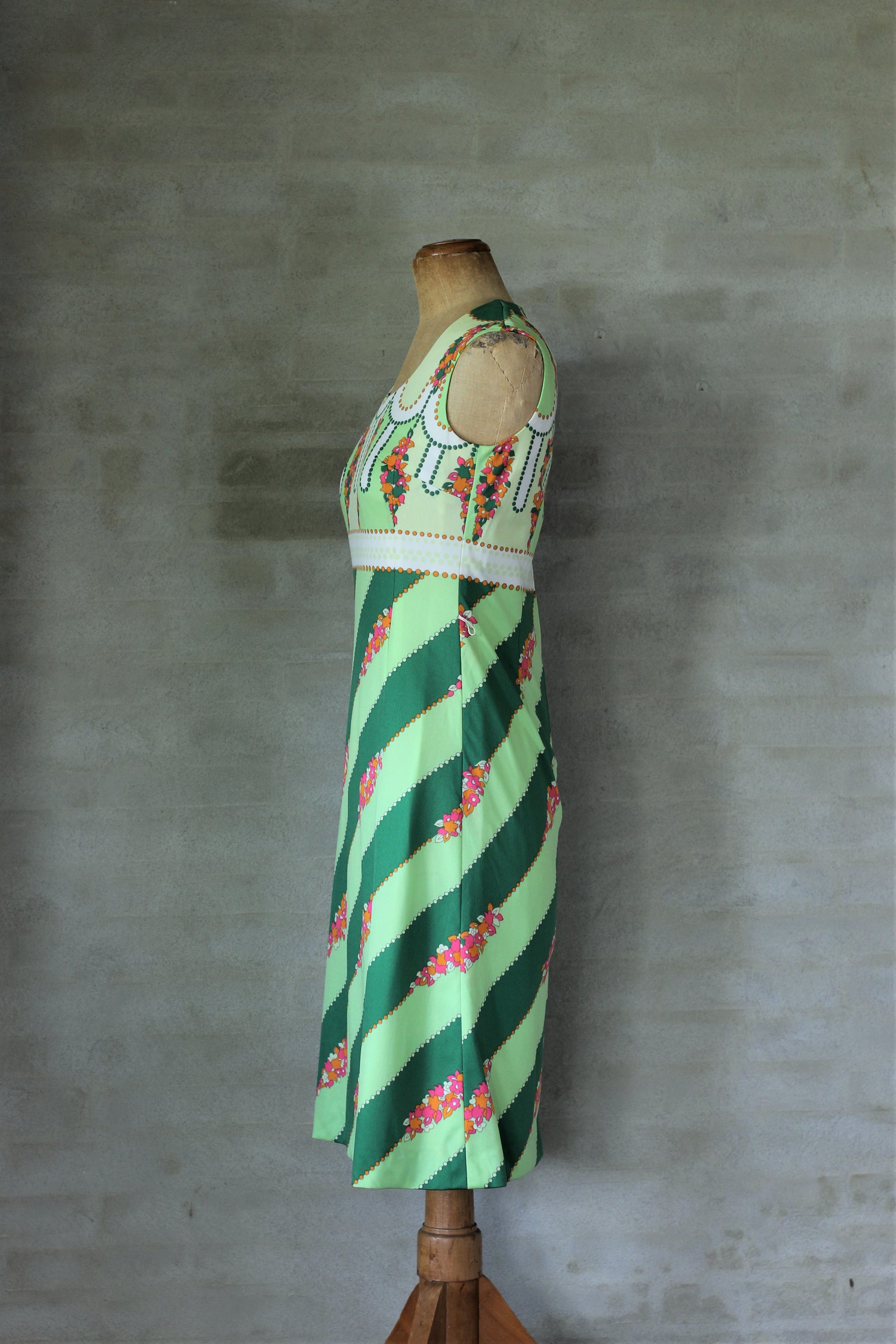 1970s Vtg. Dress in Bright Colors/Size M