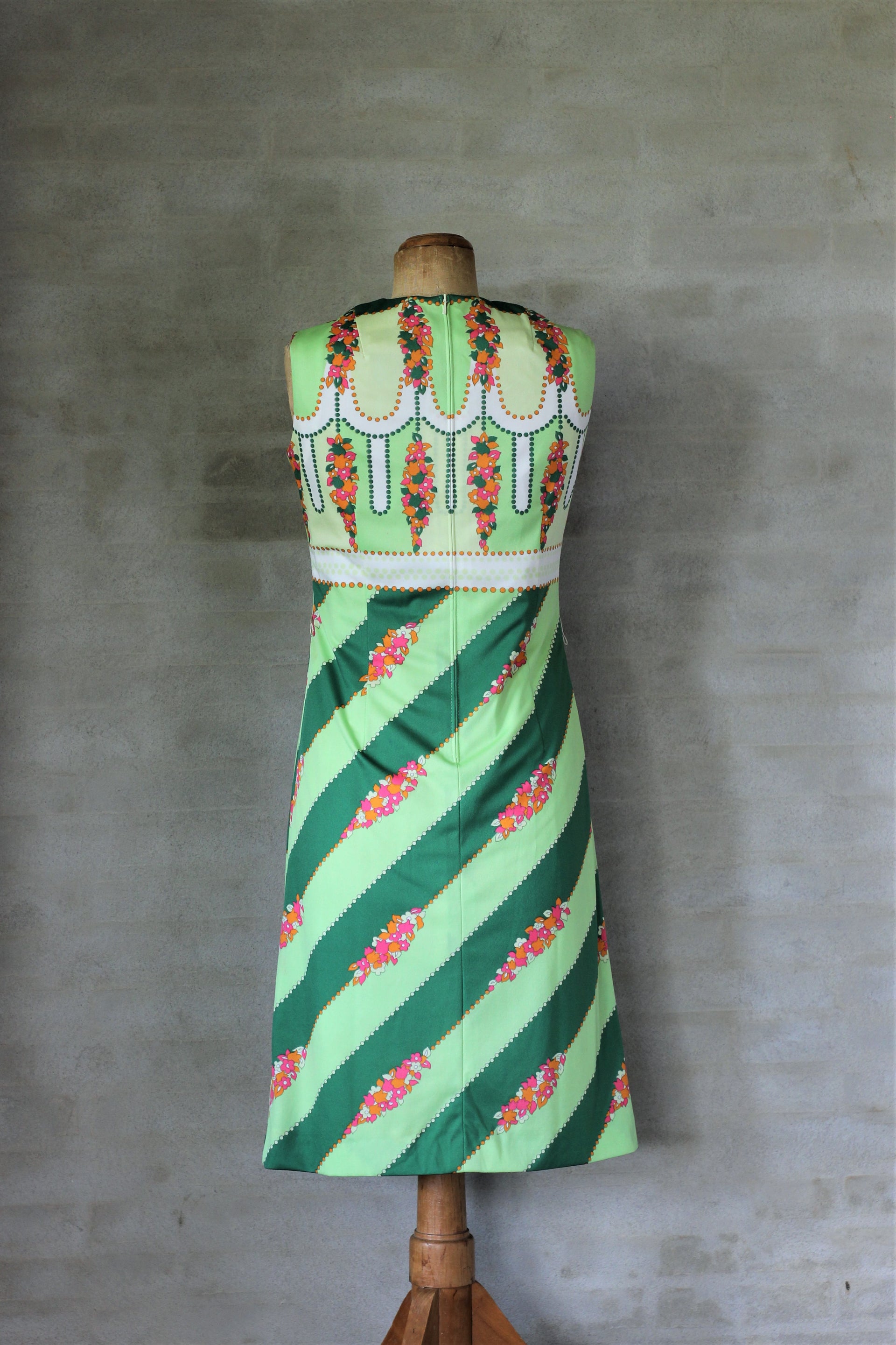 1970s Vtg. Dress in Bright Colors/Size M