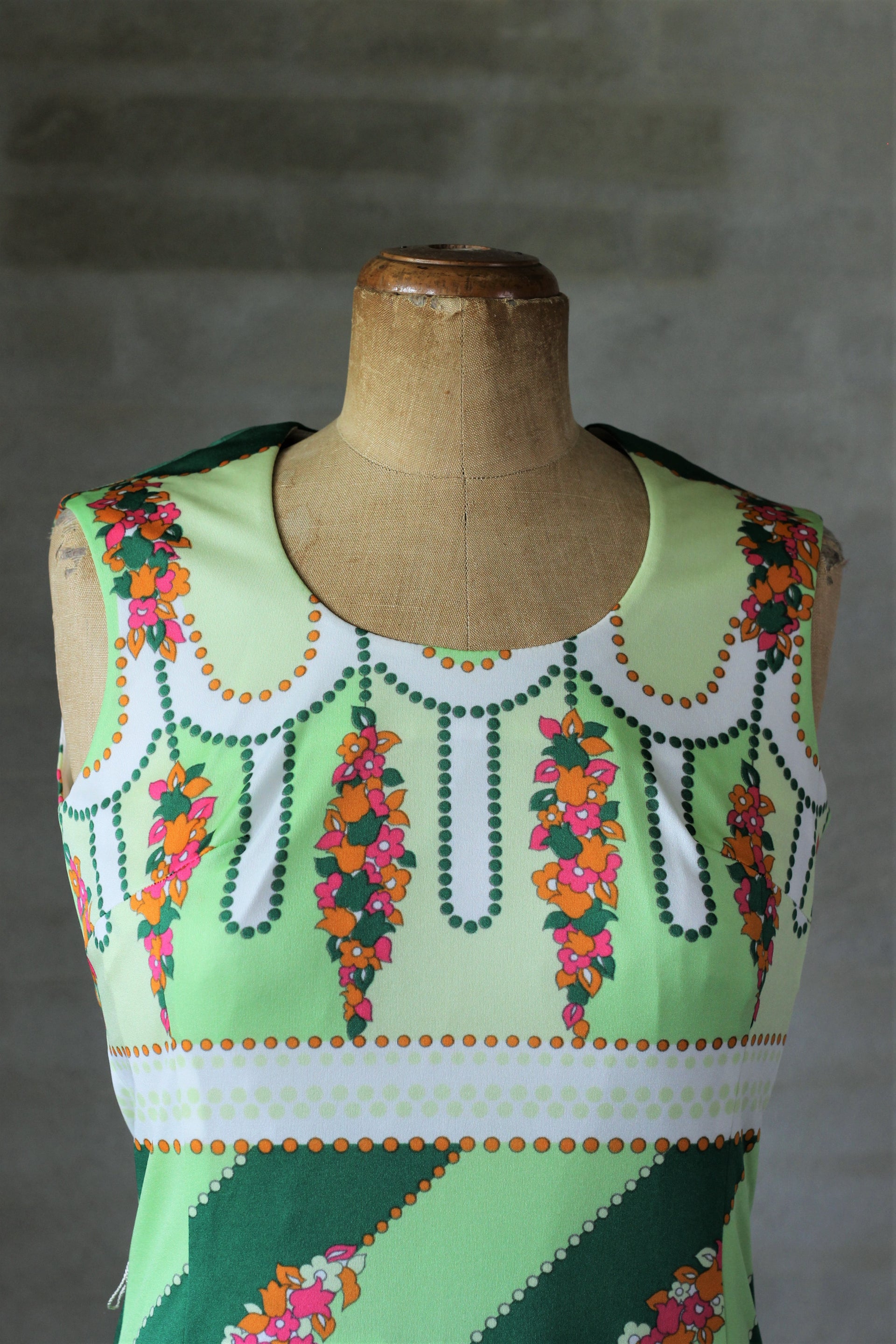 1970s Vtg. Dress in Bright Colors/Size M