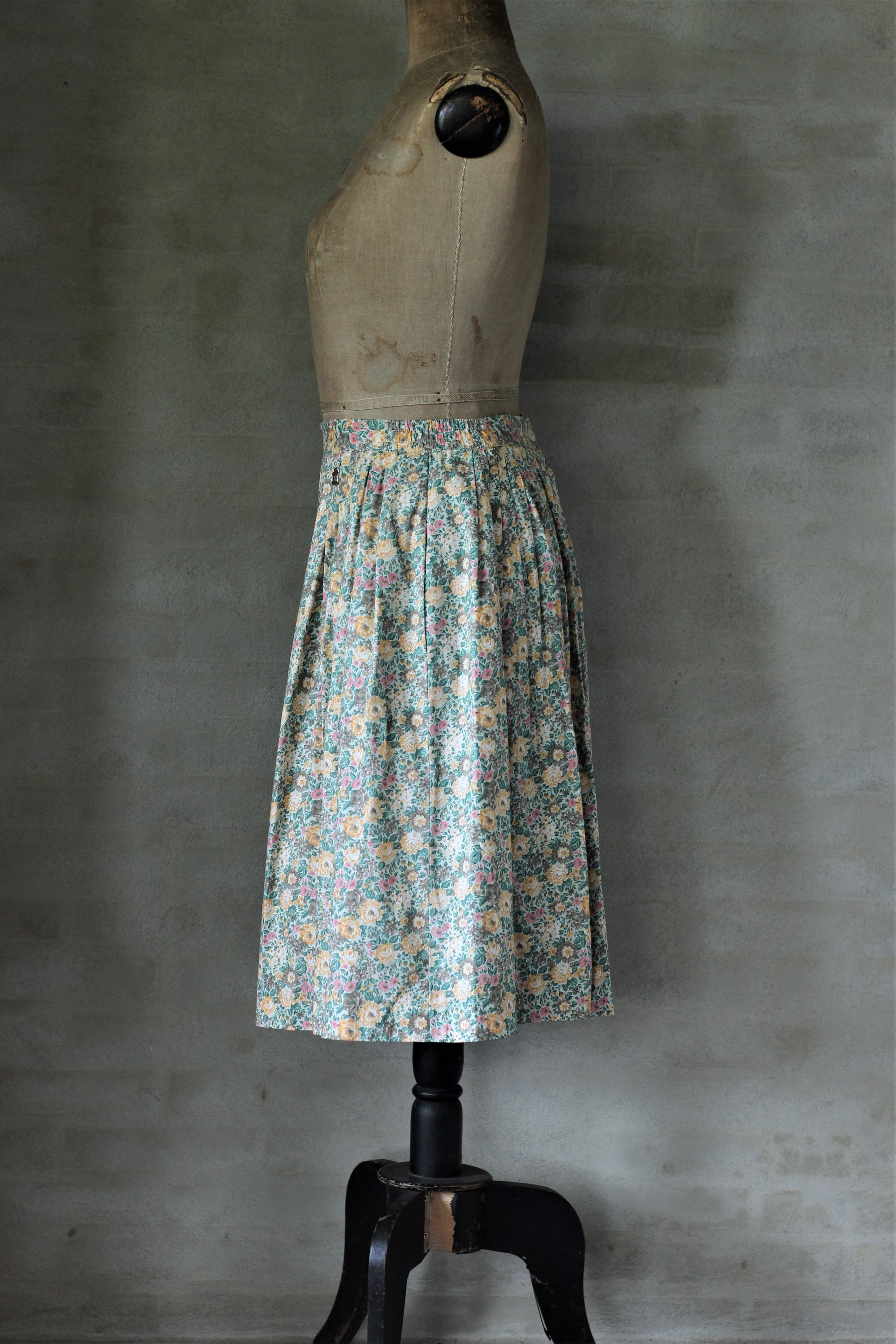 1990s Bavarian Pleated Floral Printed Skirt       S3