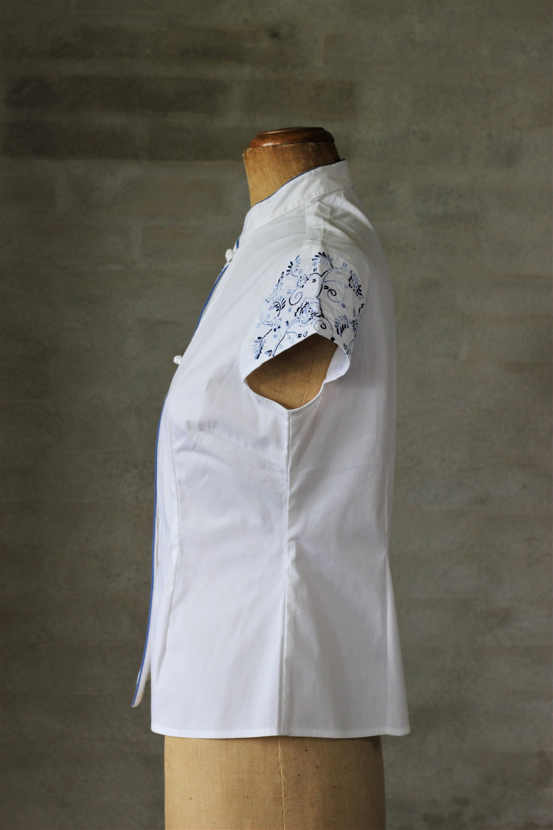 1990s White Blouse With Blue Embroidery/Size M
