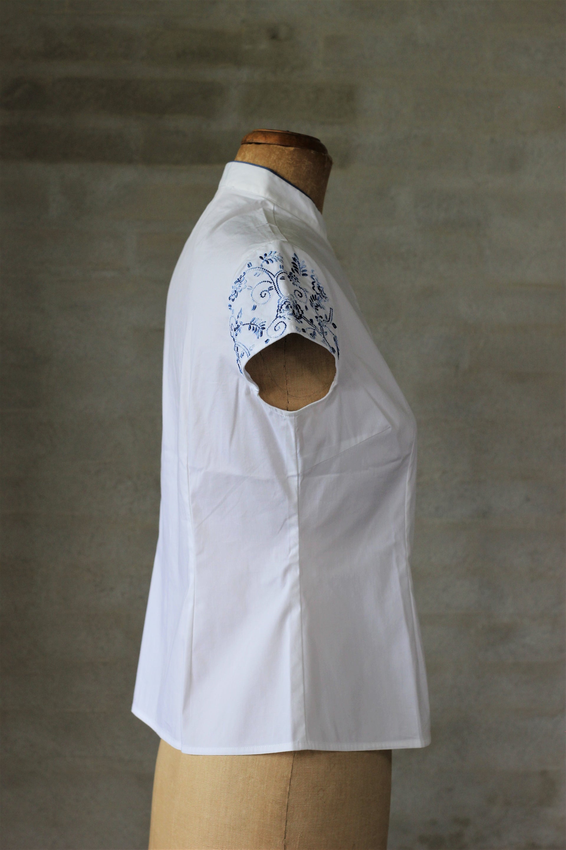 1990s White Blouse With Blue Embroidery/Size M            T2