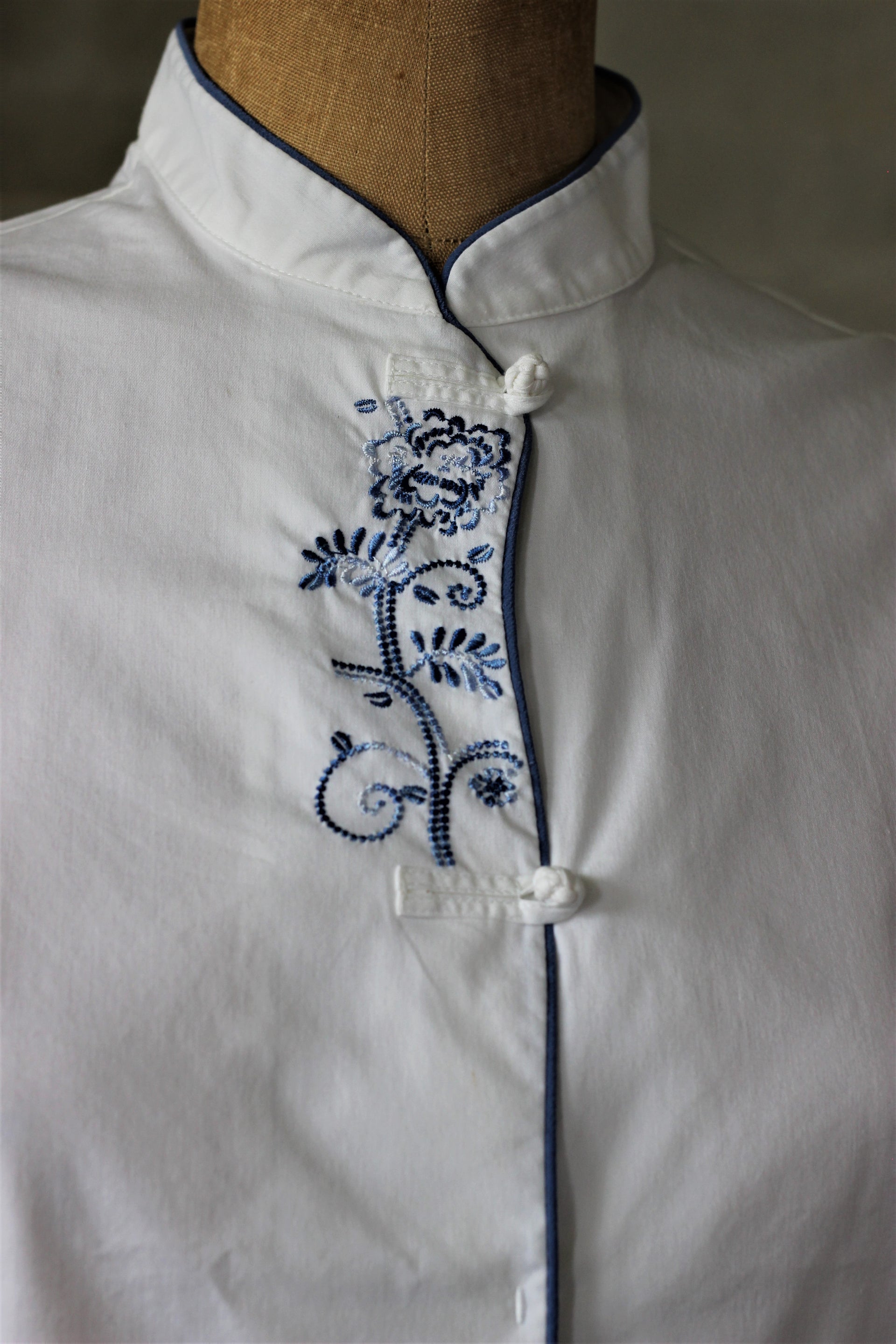 1990s White Blouse With Blue Embroidery/Size M