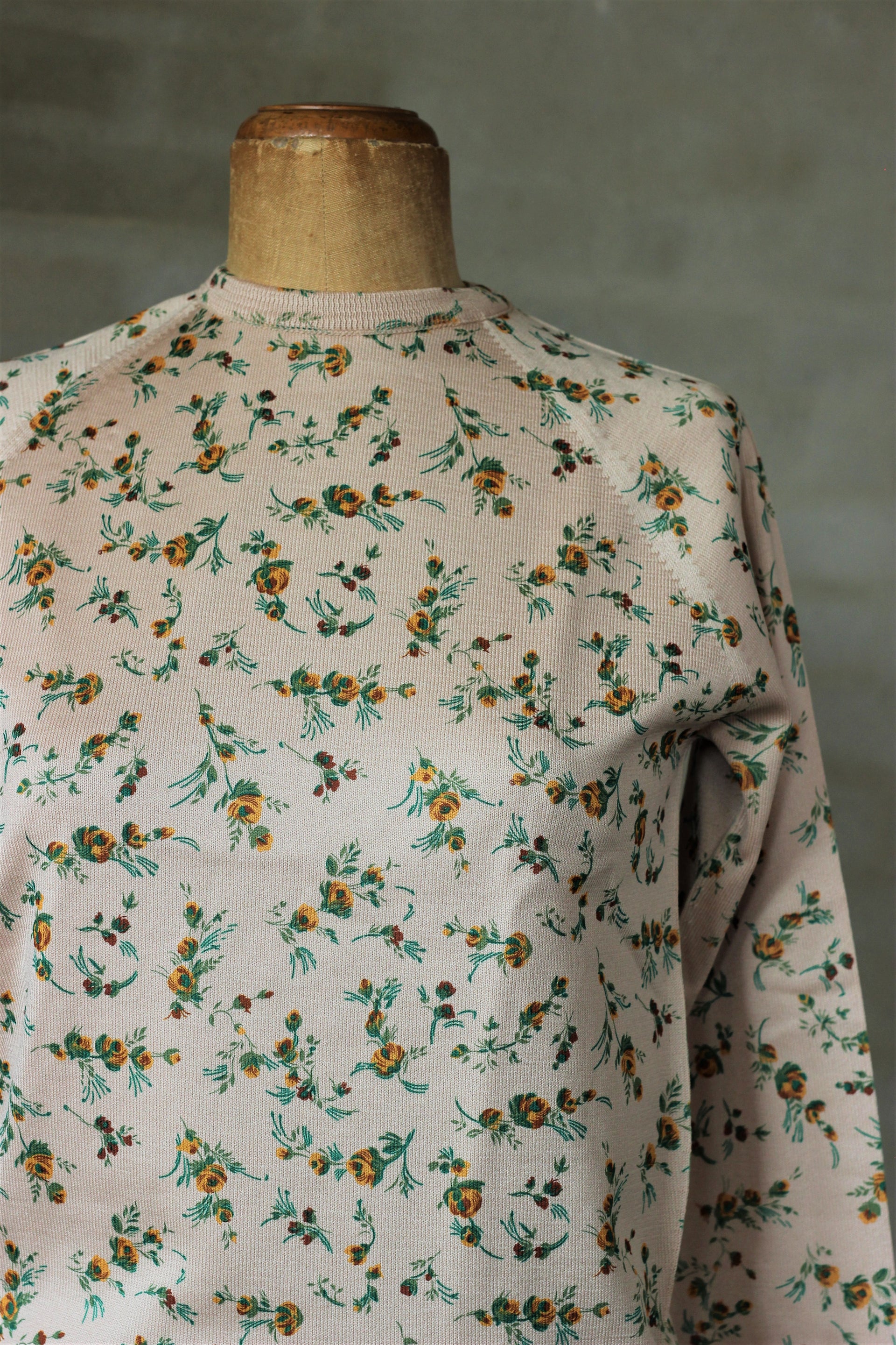 1970s DEADSTOCK Vtg. Top With Yellow Green Rose Pattern//Size S