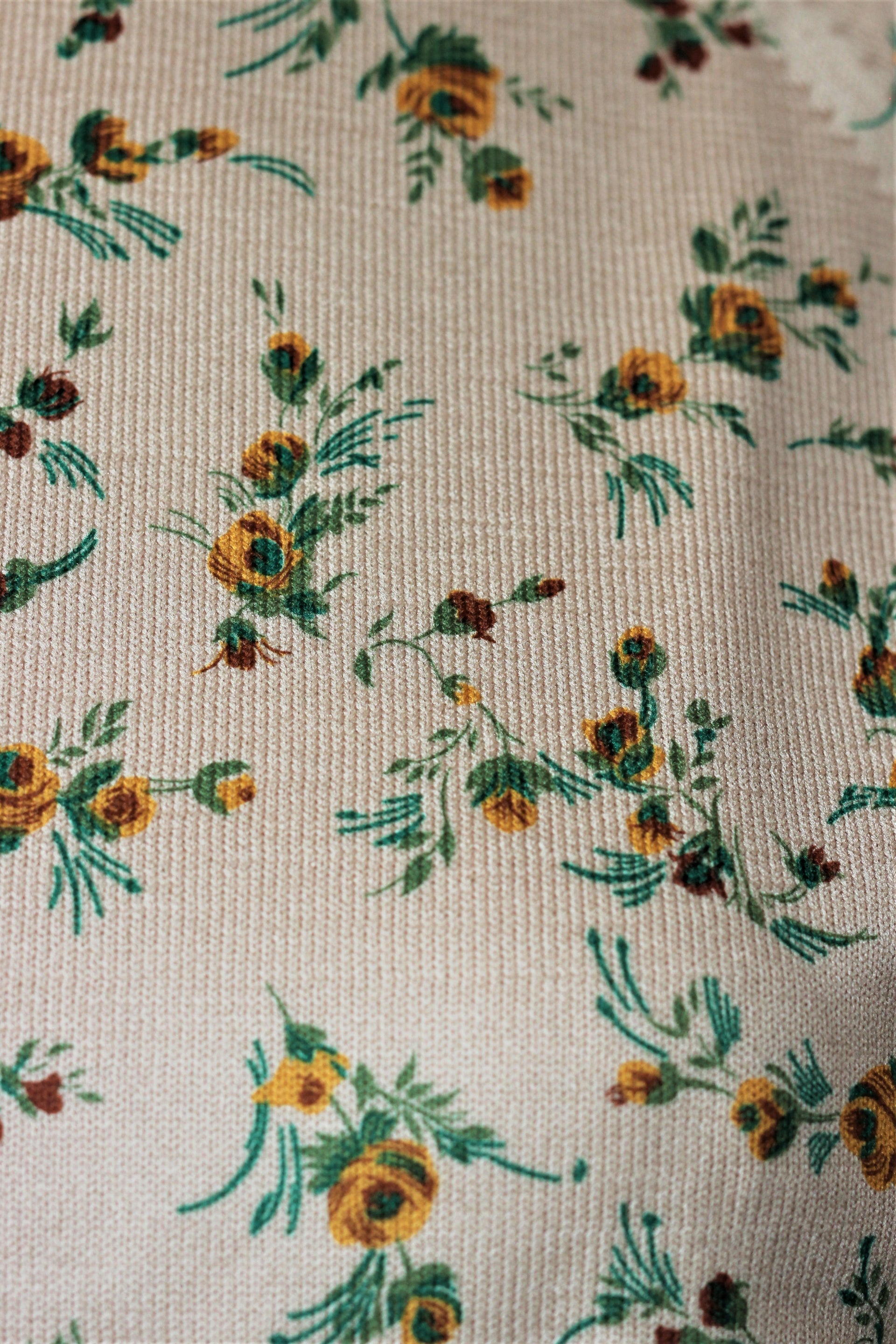 1970s DEADSTOCK Vtg. Top With Yellow Green Rose Pattern//Size S      T15