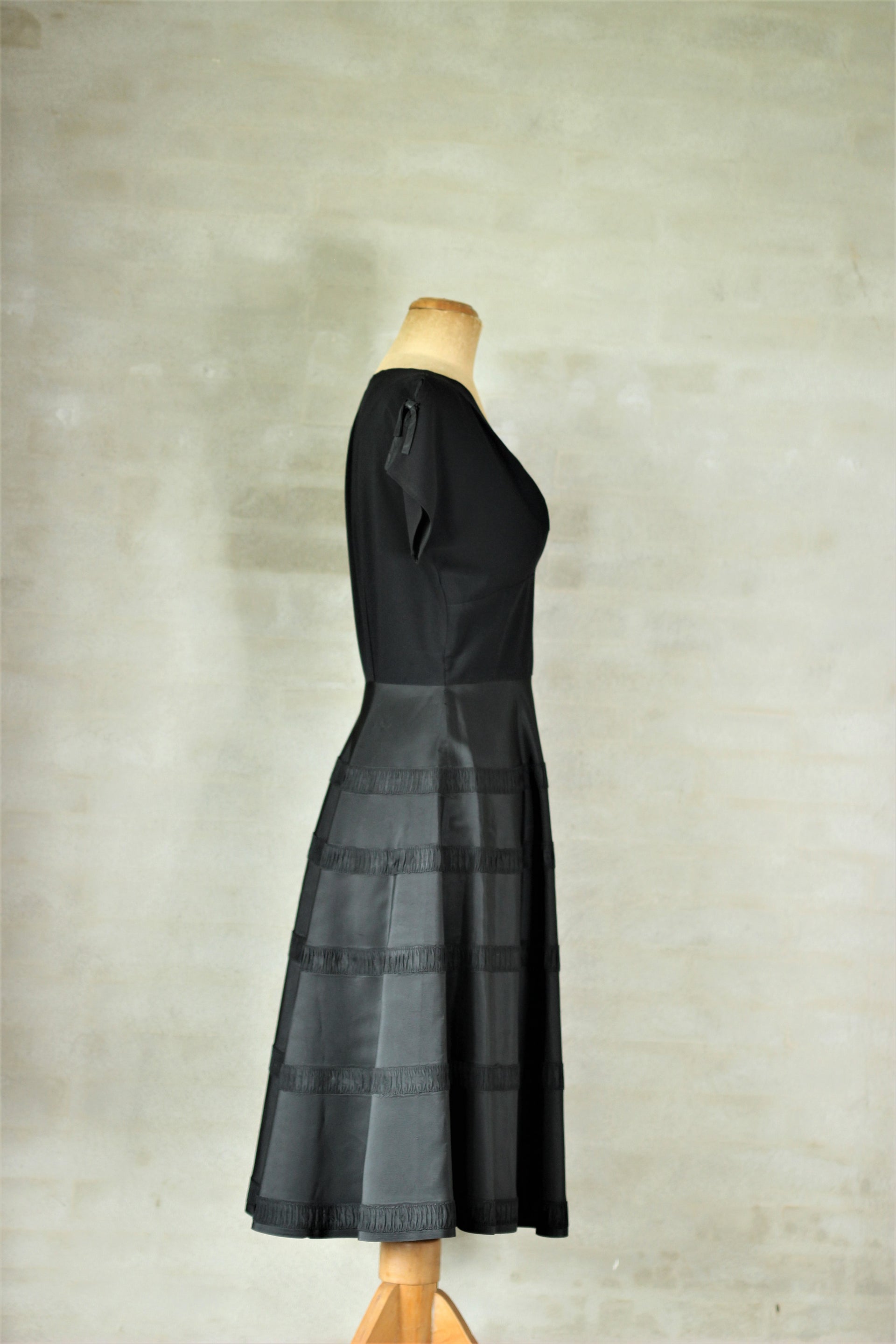 1940s Black Silk Dress //Size S/M