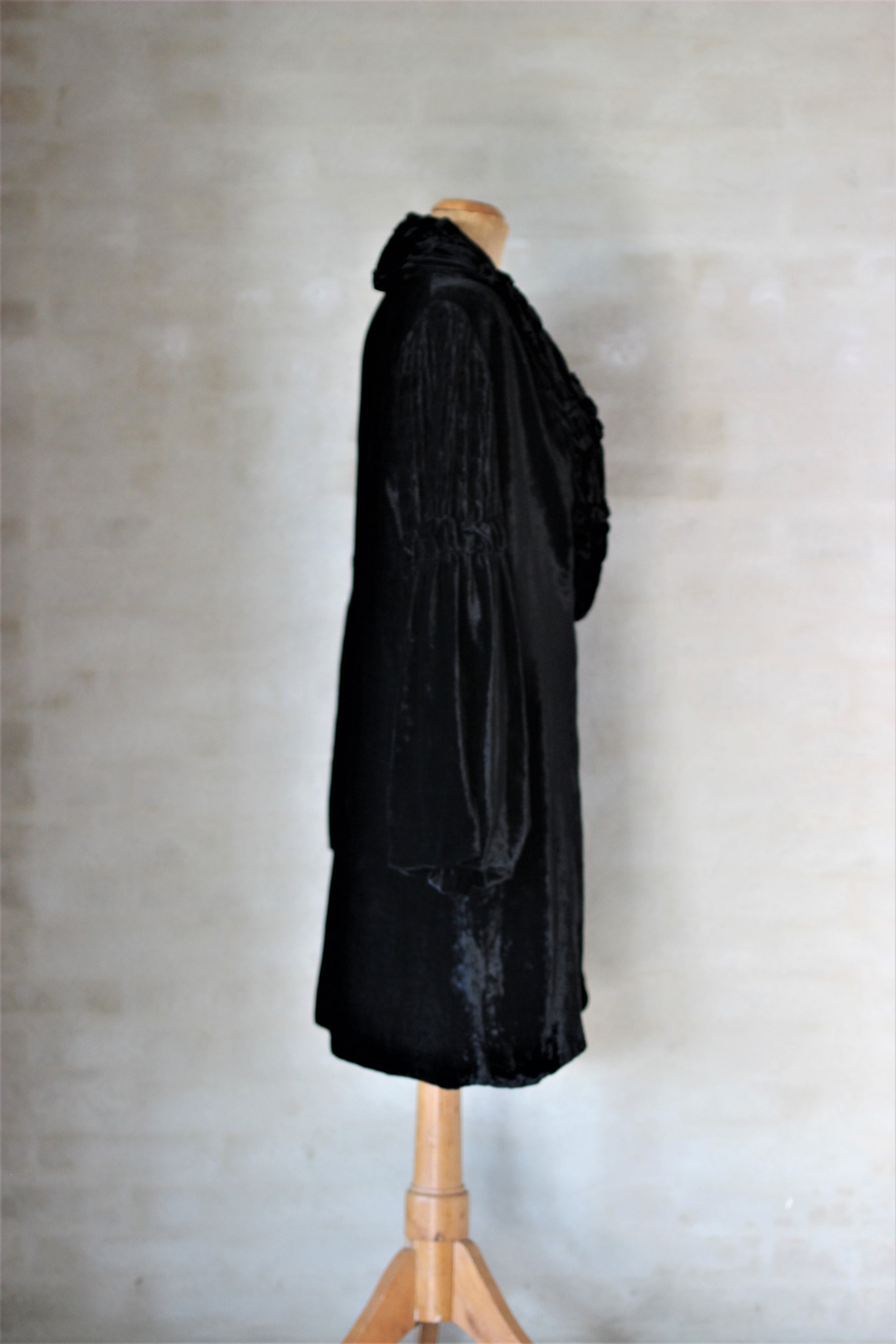 1920s Black Silk Velvet Opera Coat//Size M/L