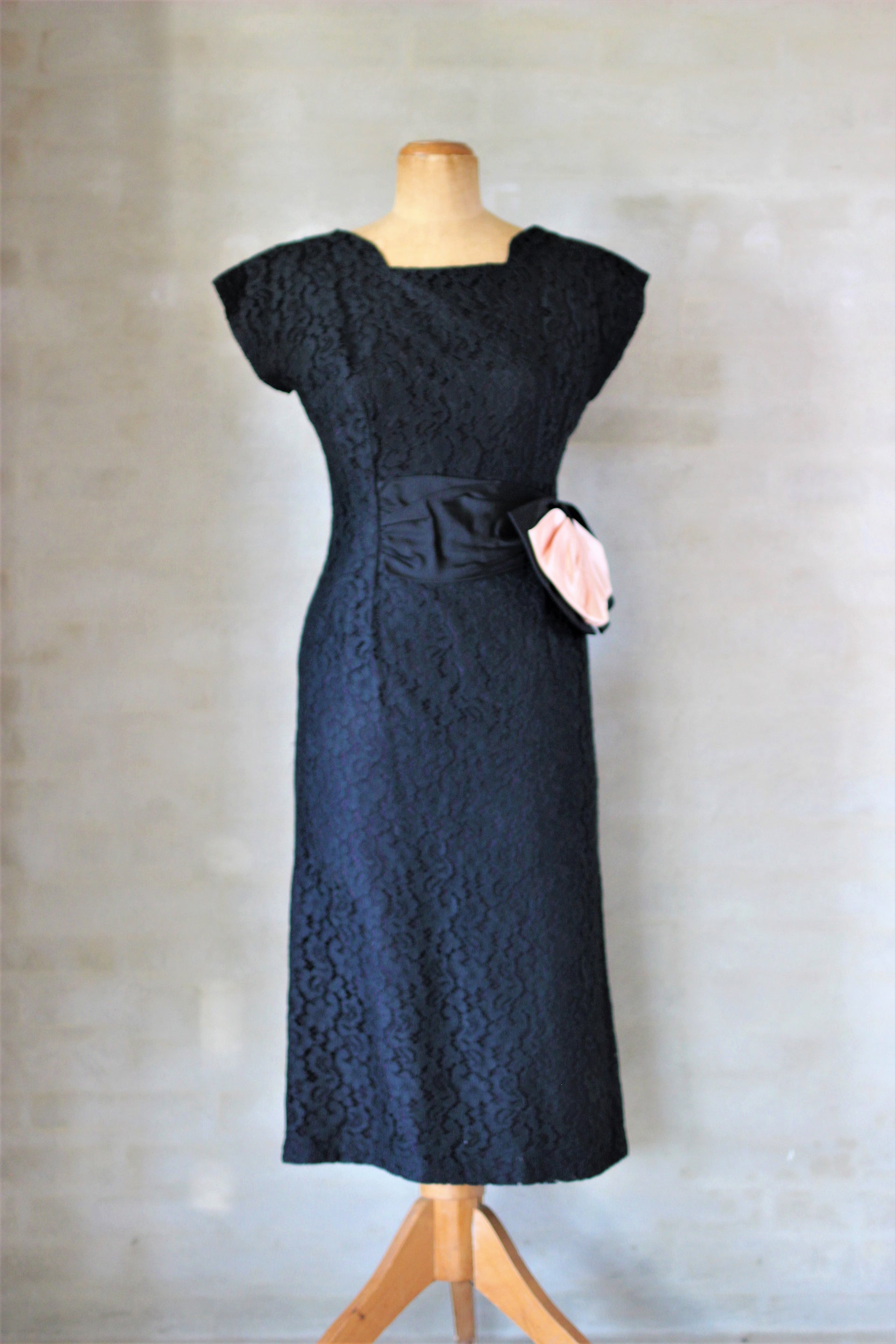 1950s Black Lace Dress with a Large Pink Bow//Size S/M