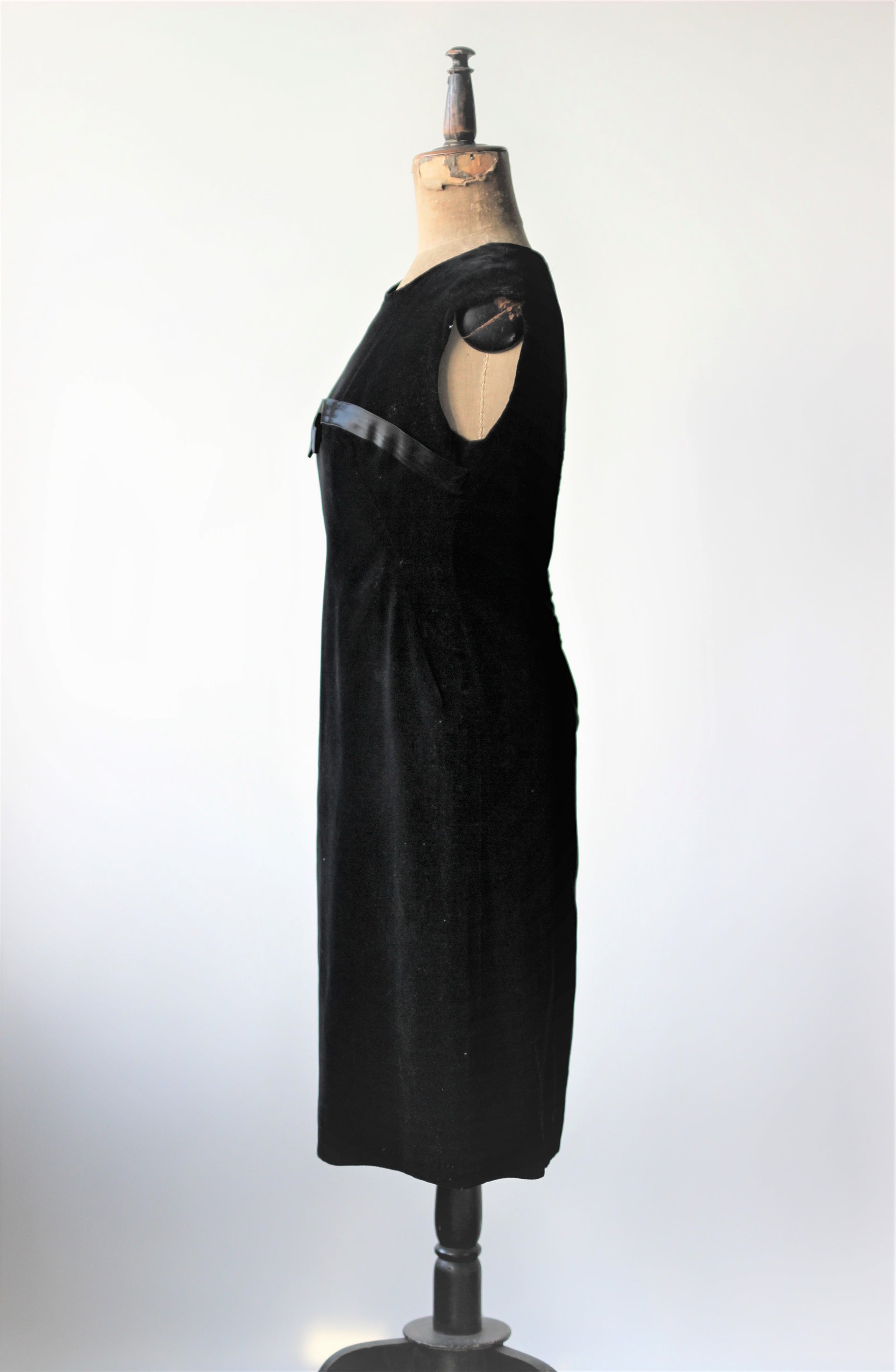 1950s - 1960s Vintage Black Velvet Dress//Size L