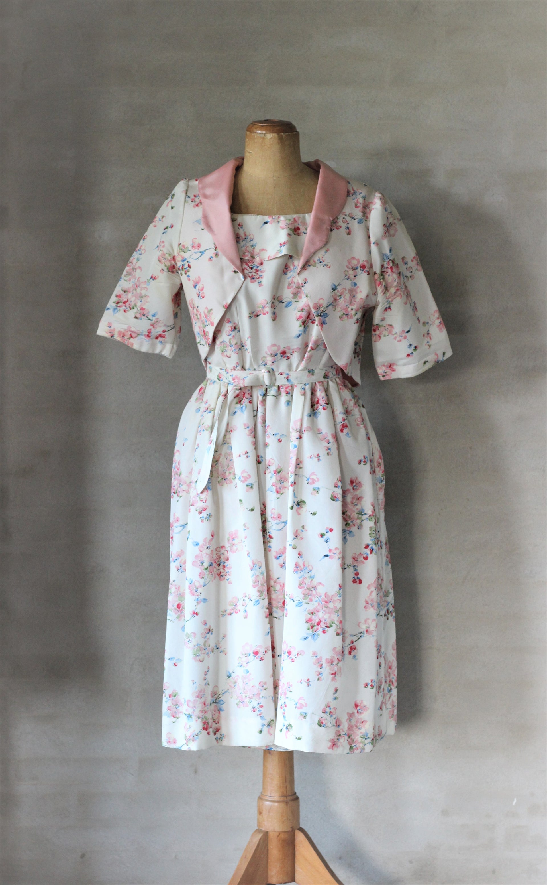 1950s White Taffeta Dress with Bolero//Blue and Pink Flowers//Size S/M