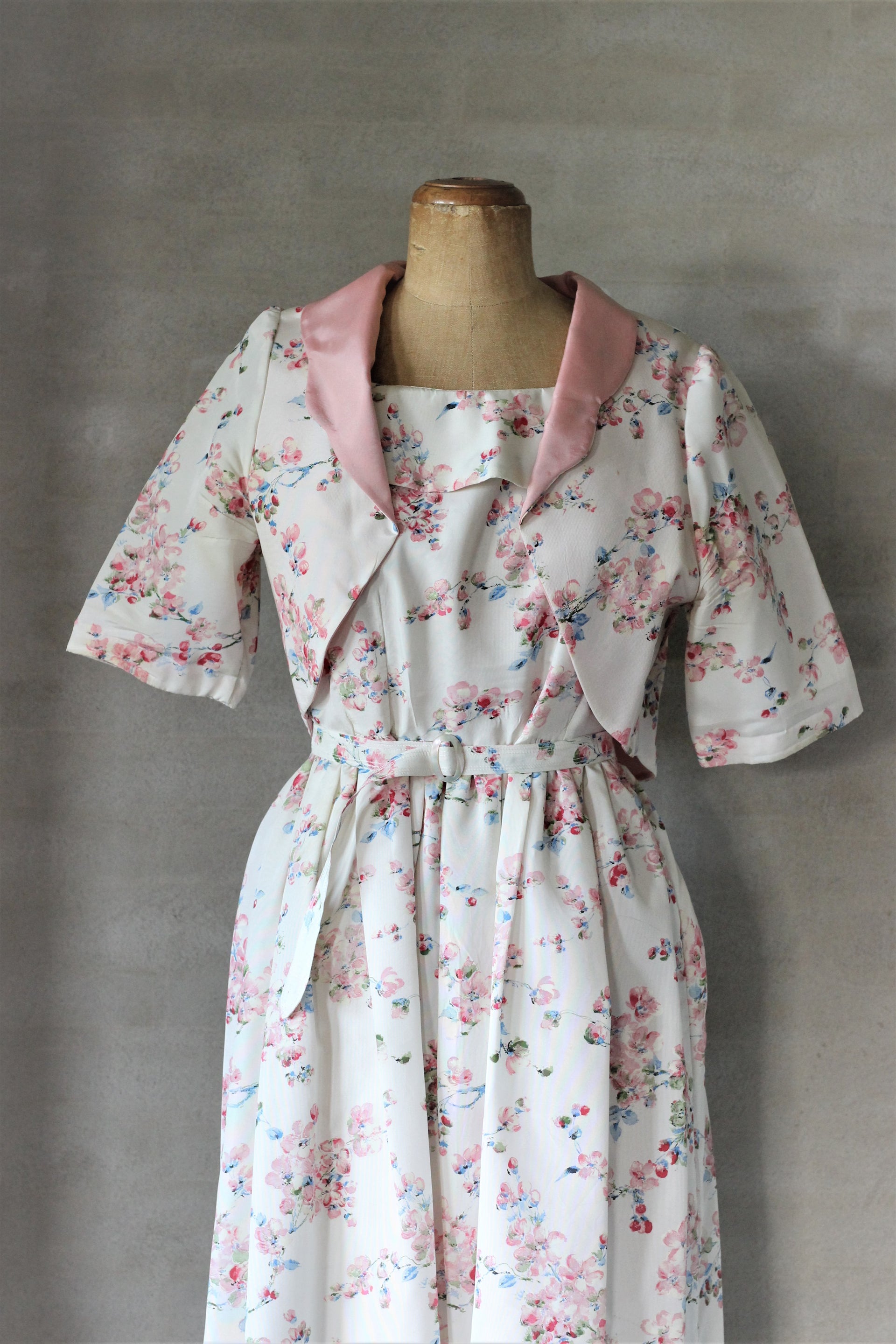 1950s White Taffeta Dress with Bolero//Blue and Pink Flowers//Size S/M