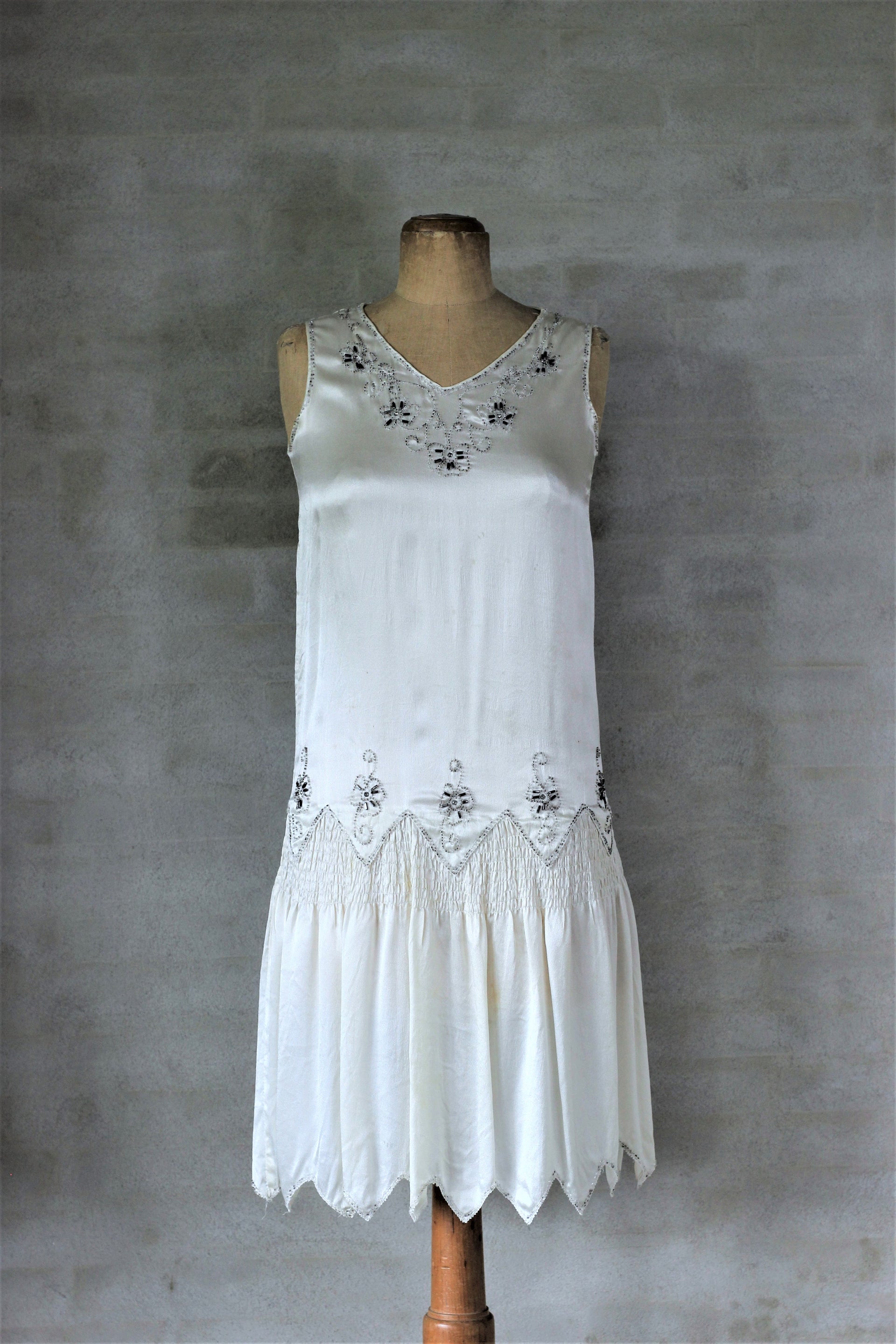1920s White Silk Dress with Glass Beads and Rhinestones byWaltz 1920s White Silk Dress with Glass Beads and Rhinestones byWaltz