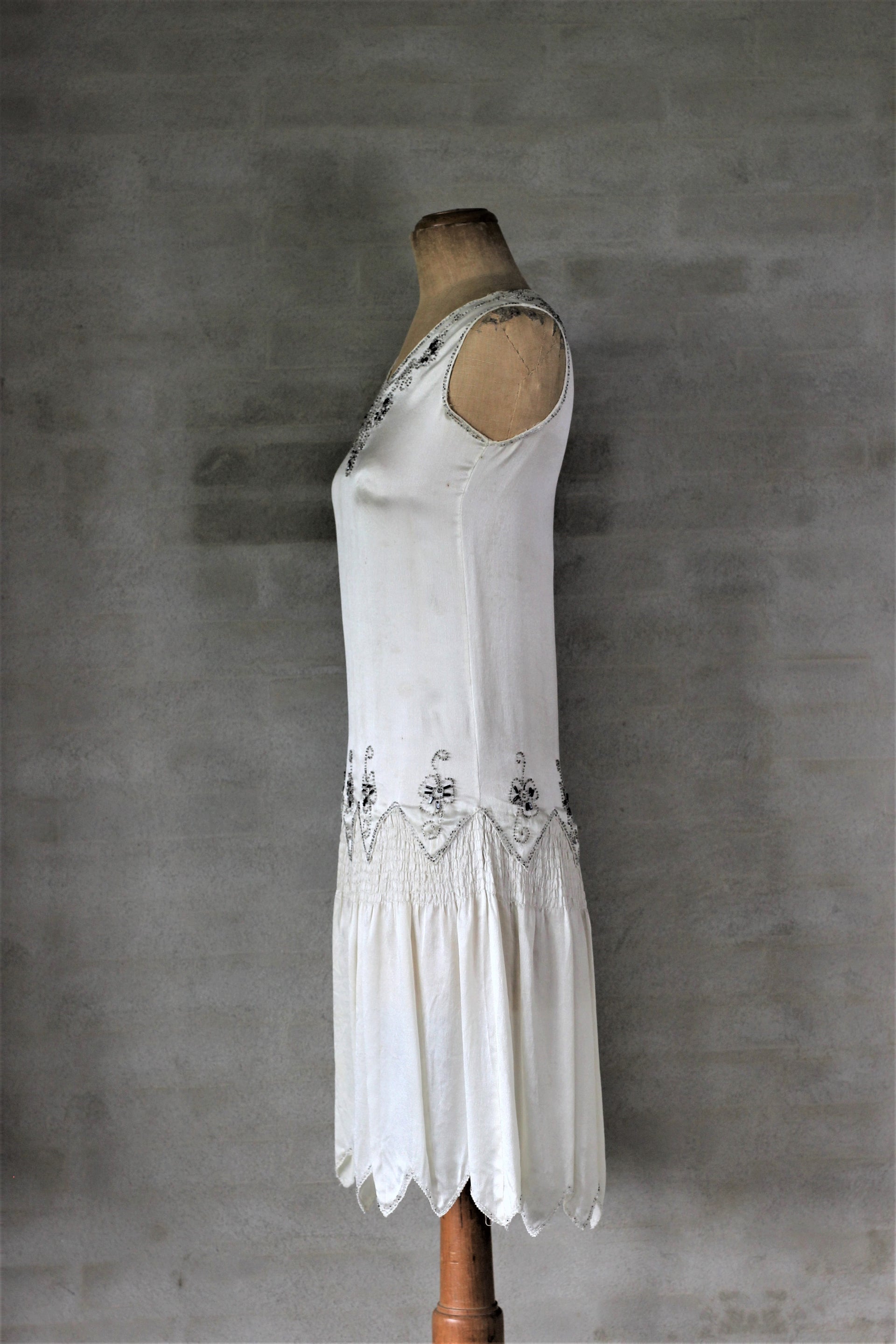 1920s White Silk Dress with Glass Beads and Rhinestones byWaltz 1920s White Silk Dress with Glass Beads and Rhinestones byWaltz
