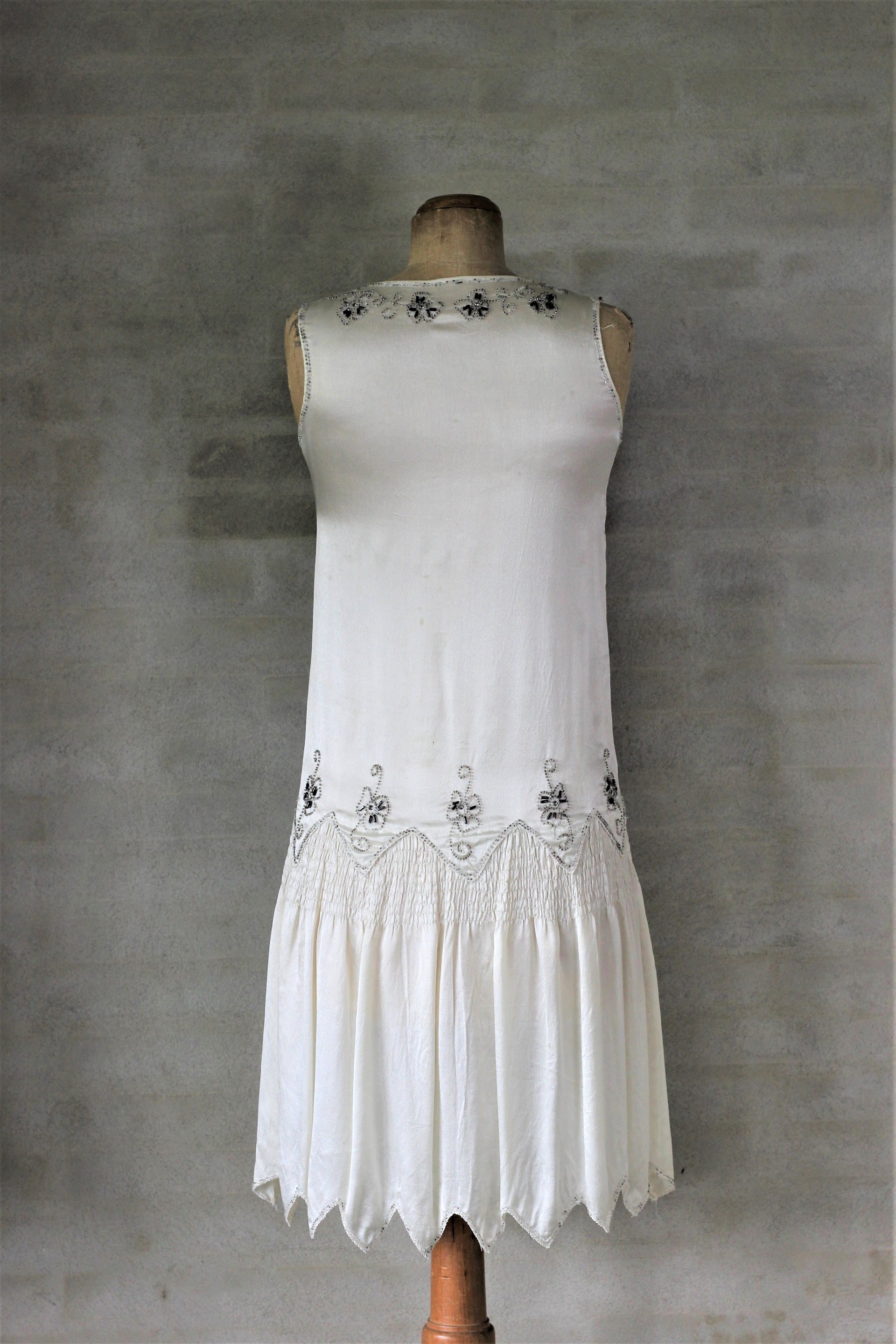 1920s White Silk Dress with Glass Beads and Rhinestones byWaltz 1920s White Silk Dress with Glass Beads and Rhinestones byWaltz