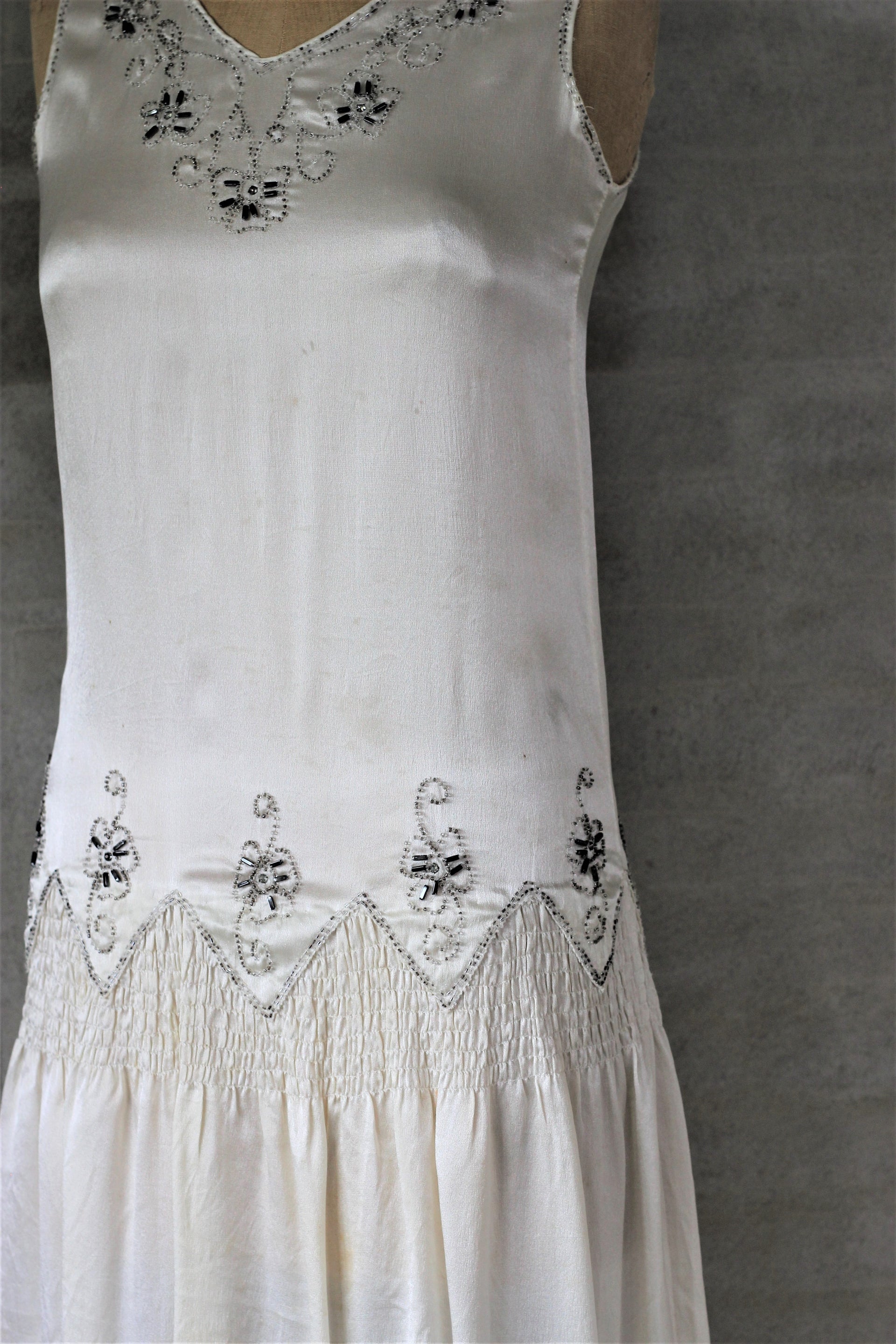 1920s White Silk Dress with Glass Beads and Rhinestones – byWaltz 1920s White Silk Dress with Glass Beads and Rhinestones – byWaltz