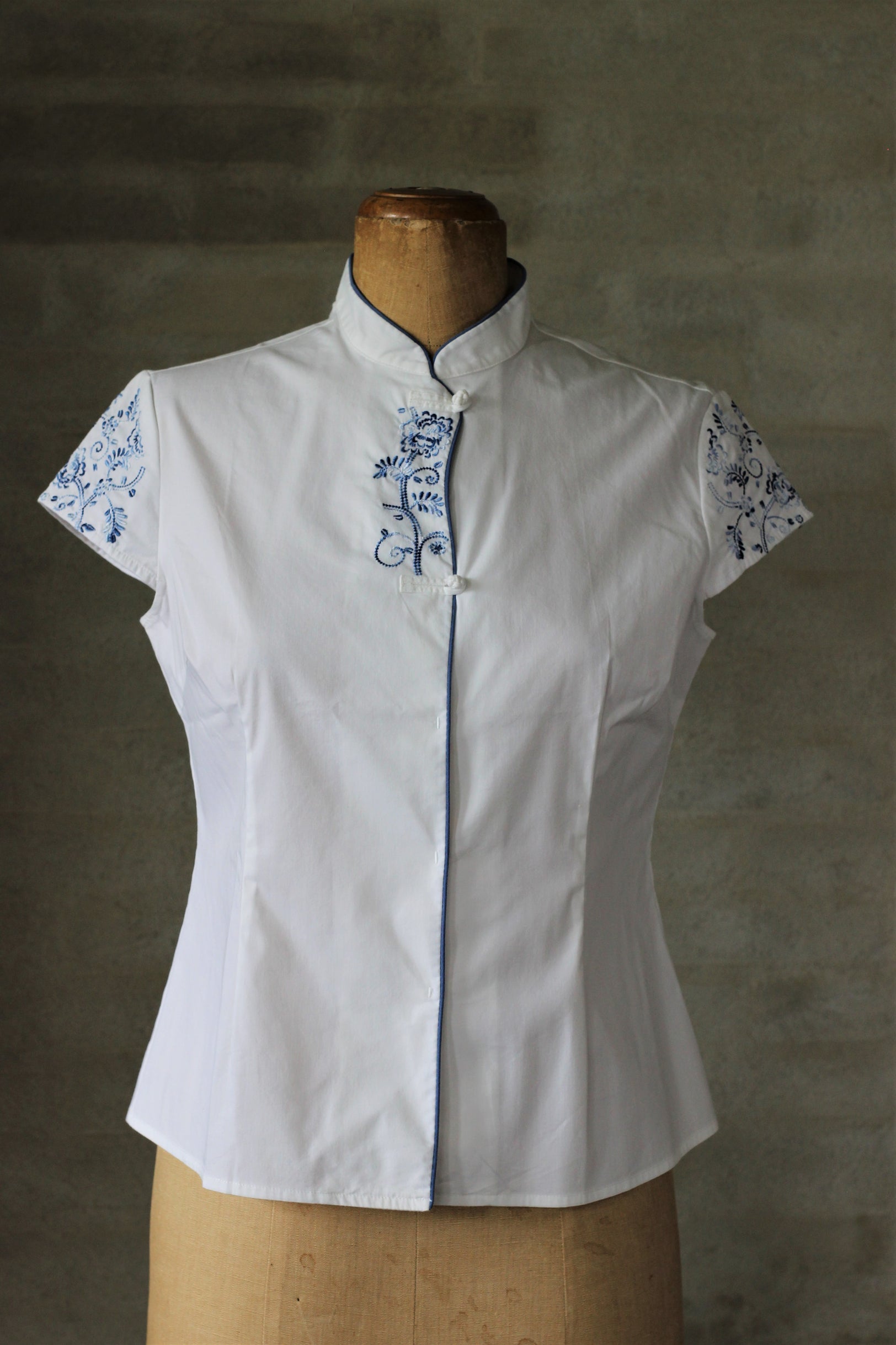1990s White Blouse With Blue Embroidery/Size M            T2