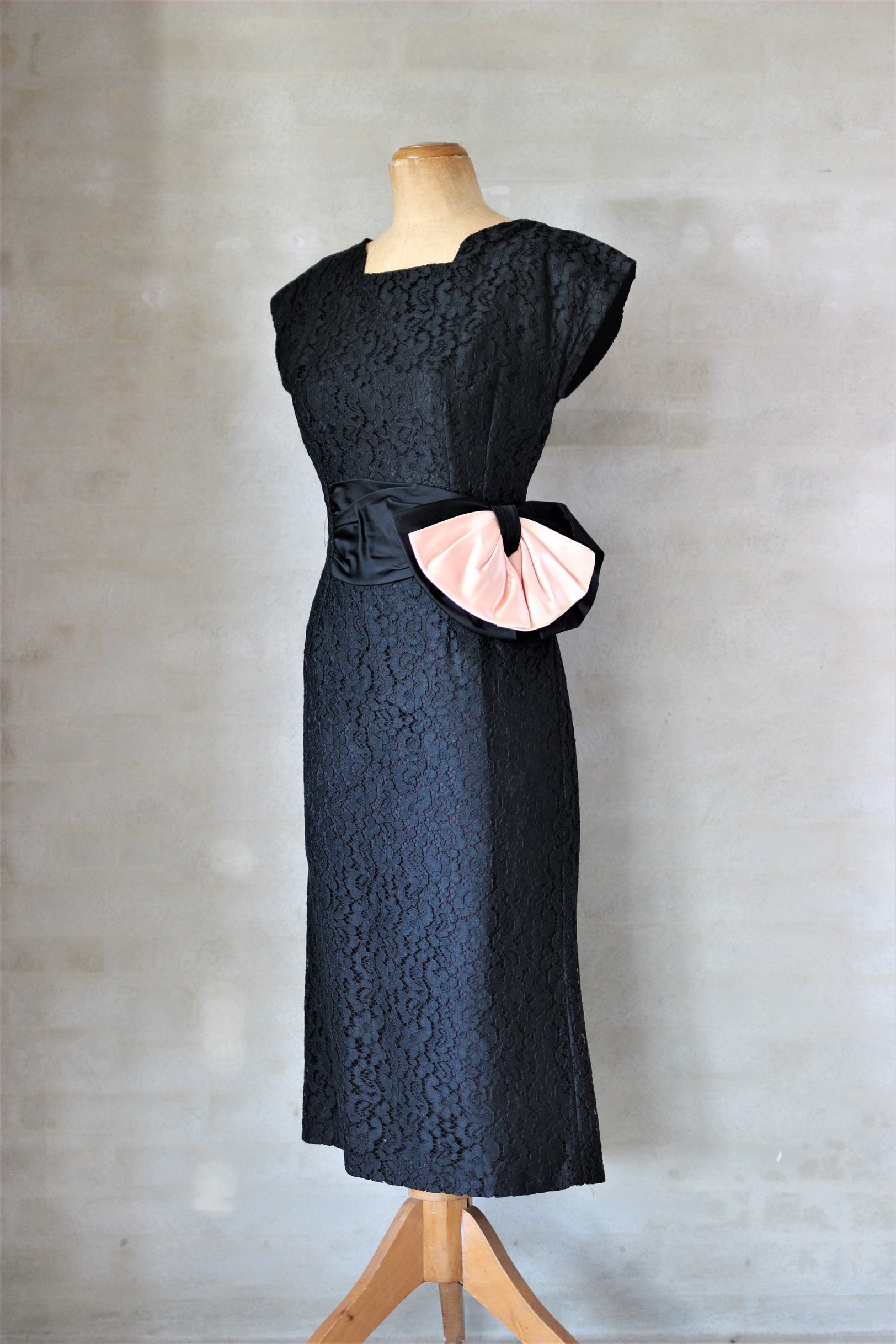 1950s Black Lace Dress with a Large Pink Bow//Size S/M